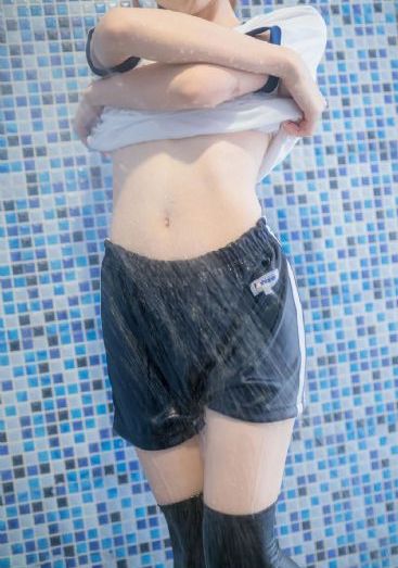 情侣租房被楼上男子两次开锁进门